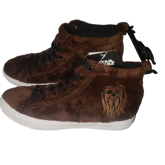 BNWT Unisex Star Wars Furry Chewbacca High Tops Size 11 wmn/9.5 men - Picture 1 of 8
